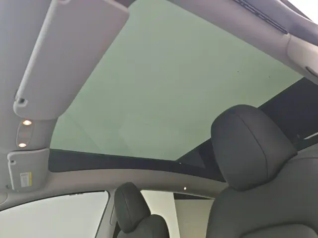 Tesla Model Y — Фото автомобиля 17