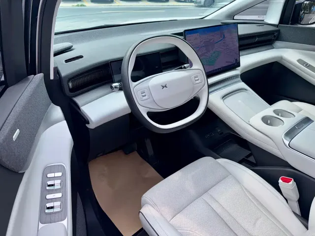 Xpeng X9 — Фото автомобиля 10
