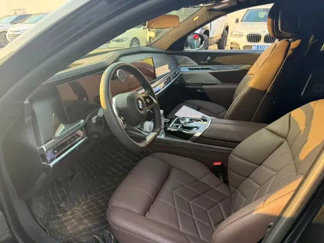 BMW 7 Series — Фото автомобиля 12