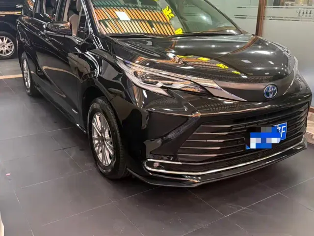 Toyota Sienna — Фото автомобиля 3