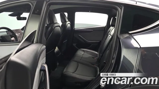 Tesla Model Y — Фото автомобиля 12