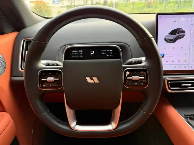Li Auto L8 — Фото автомобиля 13