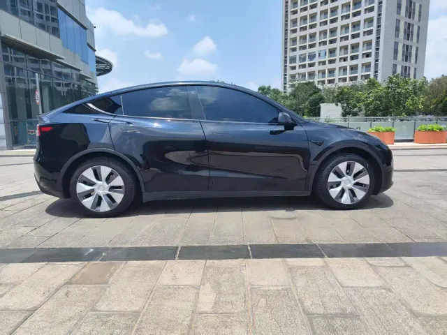 Tesla Model Y — Фото автомобиля 11