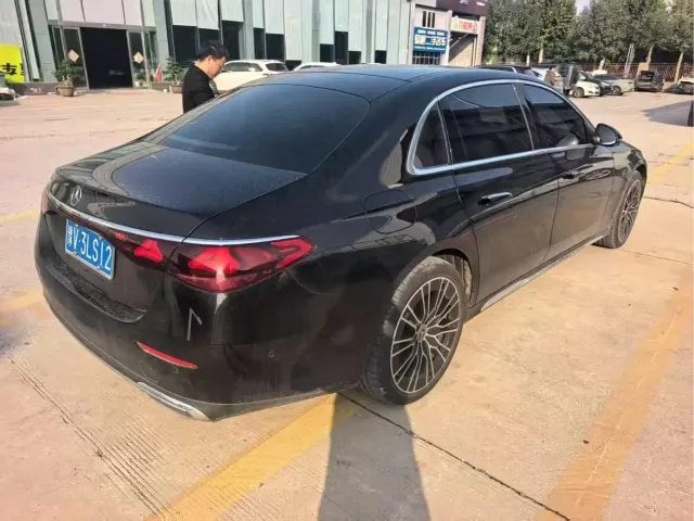 Mercedes-Benz E-Class — Фото автомобиля 3