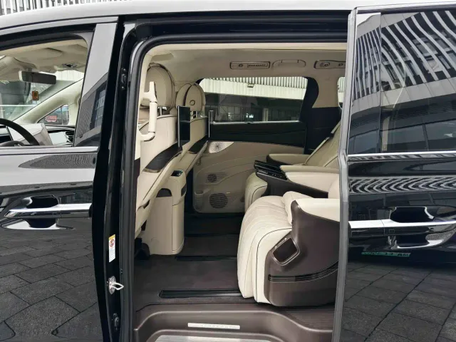 Denza Denza D9 2024 DM-i 980 AWD Flagship — Фото автомобиля 16