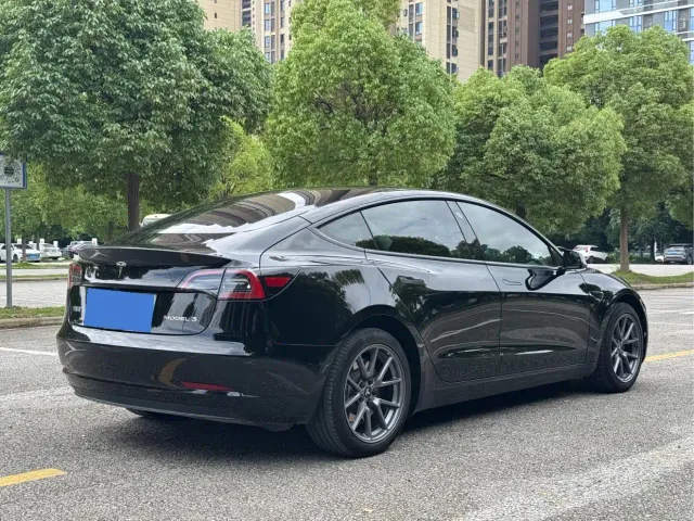 Tesla Model 3 — Фото автомобиля 5