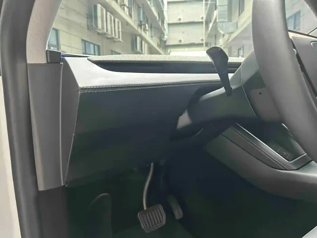 Tesla Model Y — Фото автомобиля 16