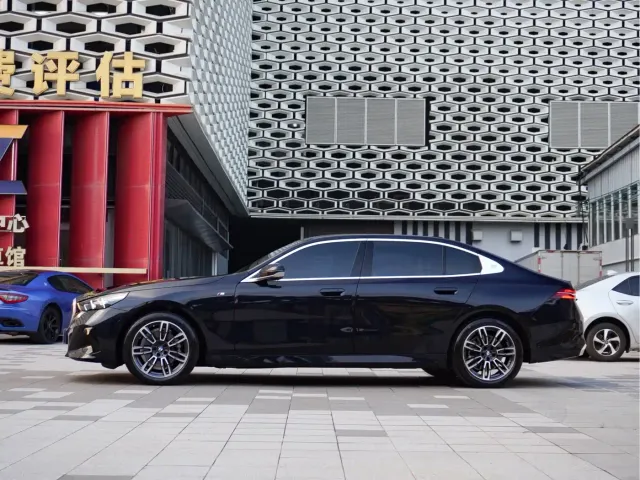 BMW 5 Series — Фото автомобиля 3