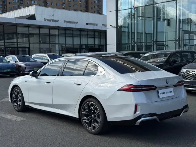 BMW 5 Series — Фото автомобиля 6