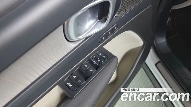 Volvo XC40 — Фото автомобиля 29