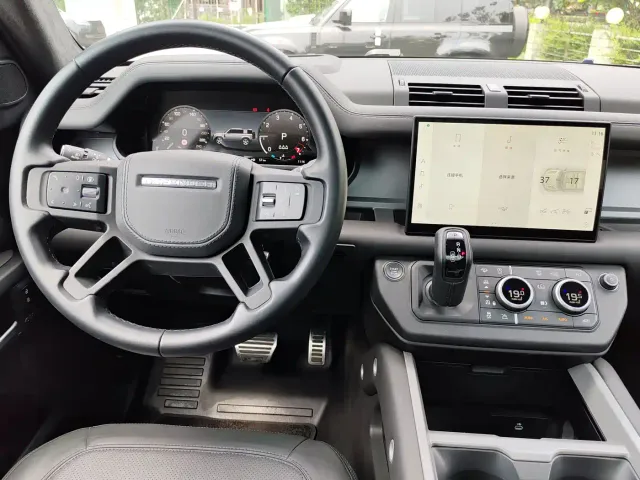 Land Rover Defender — Фото автомобиля 7
