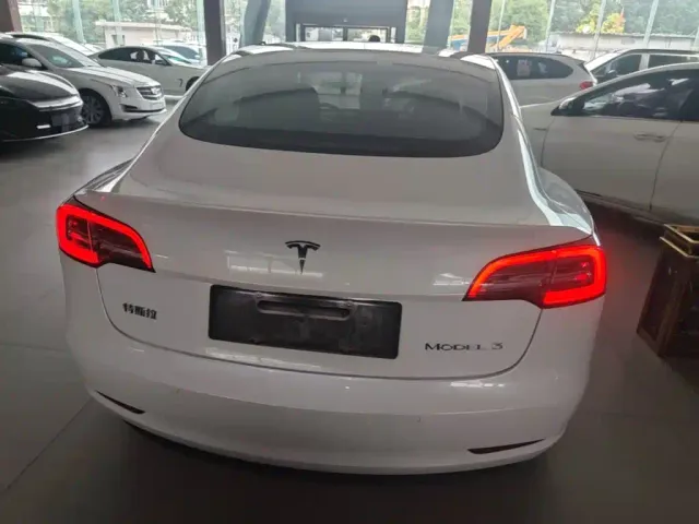 Tesla Model 3 — Фото автомобиля 5