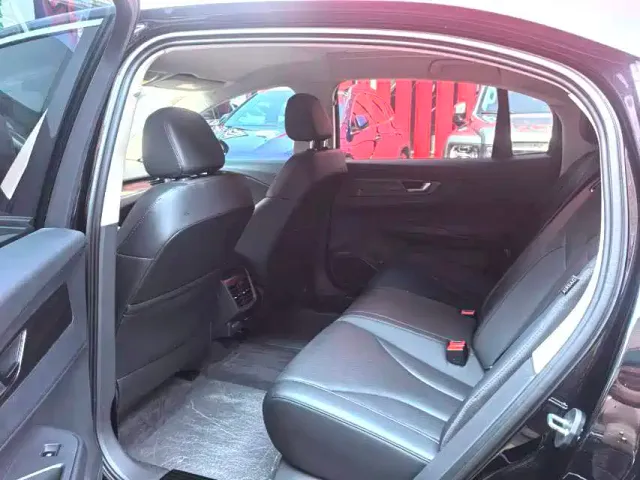Hongqi E-QM5 — Фото автомобиля 5