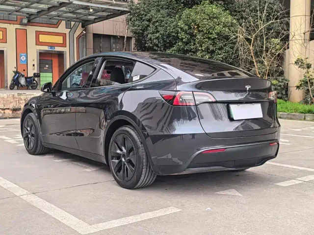 Tesla Model Y — Фото автомобиля 17