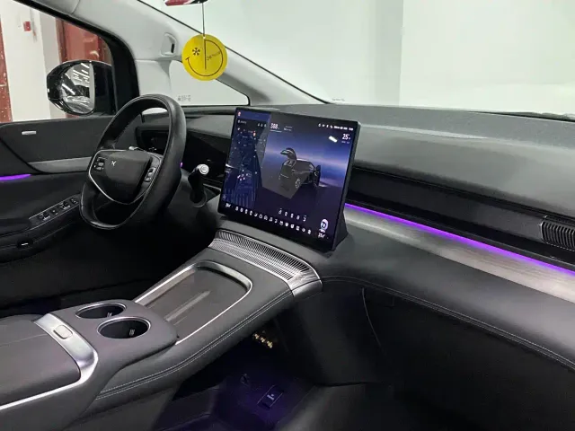 Xpeng X9 — Фото автомобиля 7