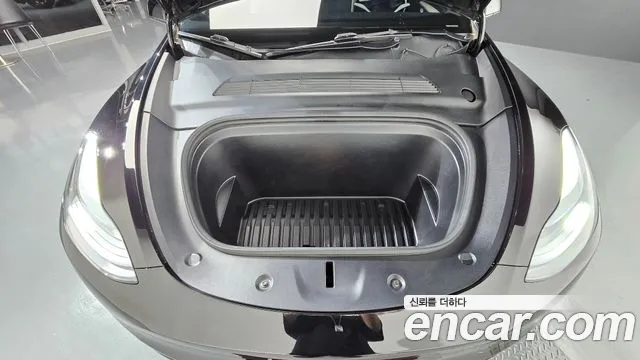Tesla Model Y — Фото автомобиля 9