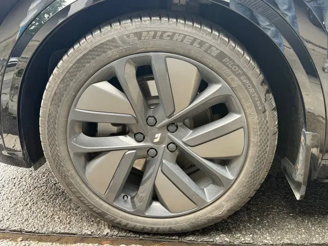 Li Auto L8 — Фото автомобиля 16