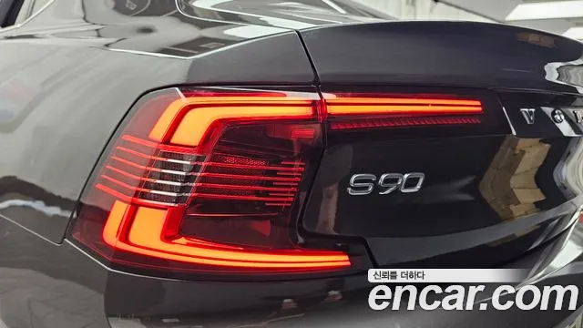 Volvo S90 — Фото автомобиля 23