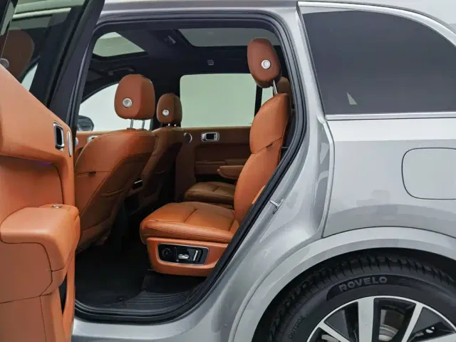 Li Auto L8 — Фото автомобиля 15