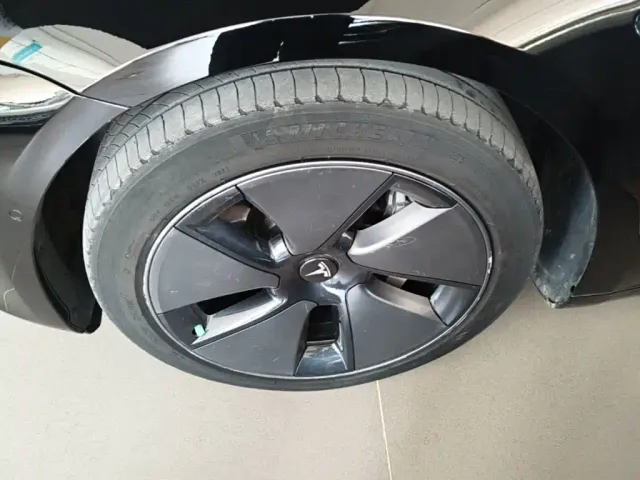 Tesla Model 3 — Фото автомобиля 22