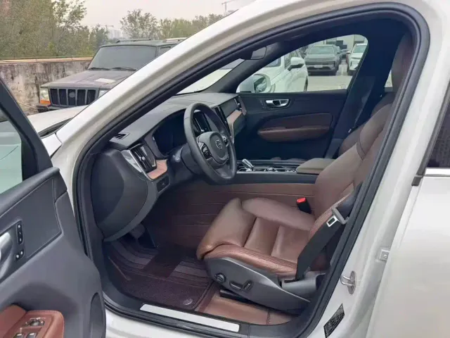 Volvo XC60 — Фото автомобиля 2
