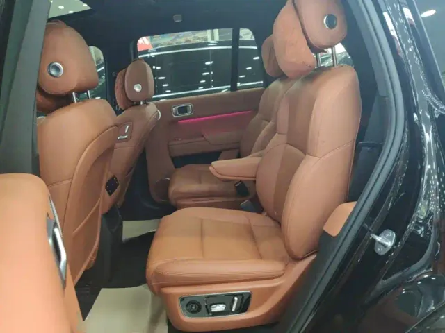 Li Auto L8 — Фото автомобиля 16