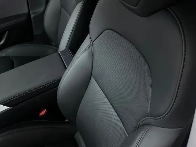 Tesla Model 3 — Фото автомобиля 6