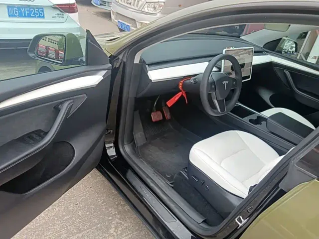Tesla Model Y — Фото автомобиля 15