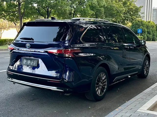 Toyota Sienna — Фото автомобиля 5