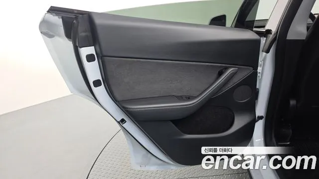 Tesla Model Y — Фото автомобиля 24