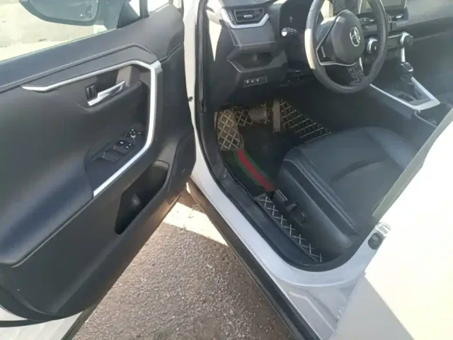 Toyota RAV4 — Фото автомобиля 15