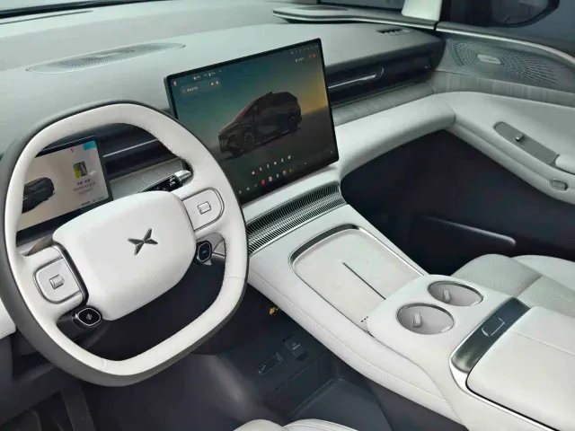 Xpeng X9 — Фото автомобиля 27