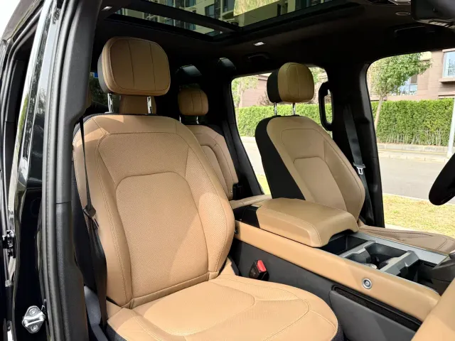 Land Rover Defender — Фото автомобиля 14