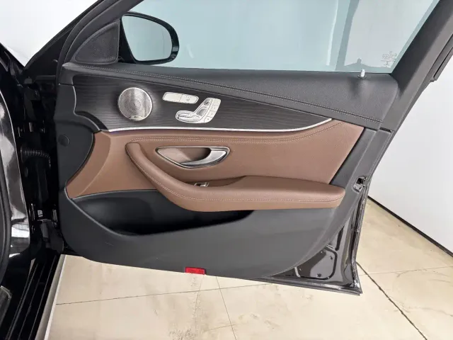 Mercedes-Benz E-Class — Фото автомобиля 25