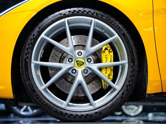 Lotus Emira — Фото автомобиля 2