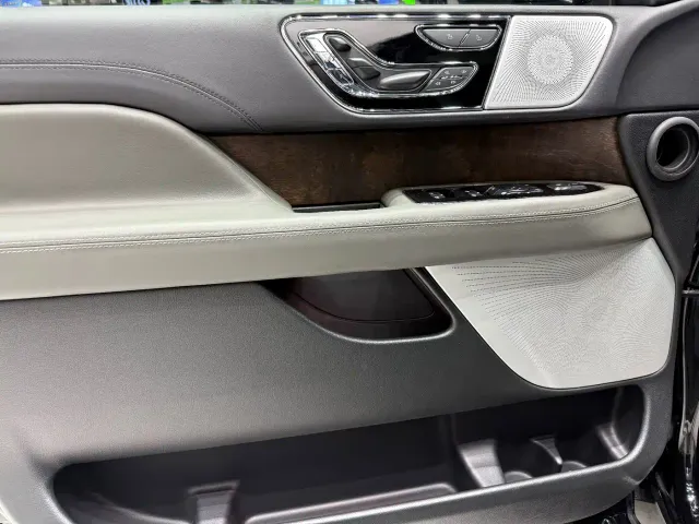Lincoln Navigator — Фото автомобиля 4
