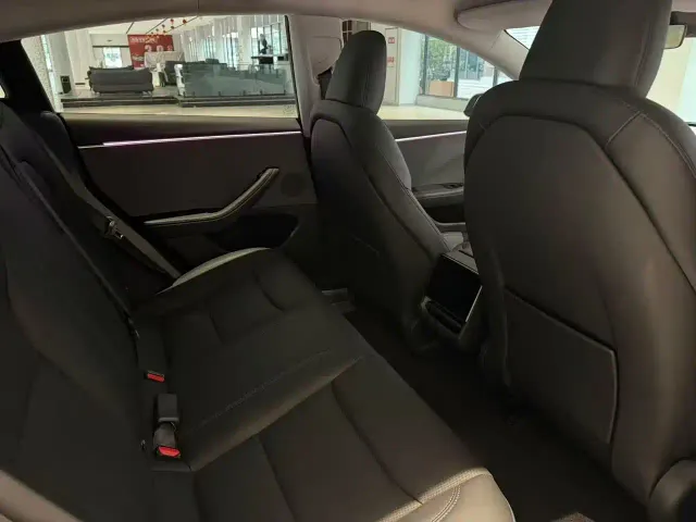 Tesla Model 3 — Фото автомобиля 6