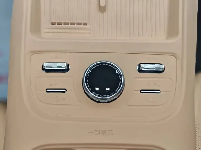 Geely Galaxy Starship 7 EM-i — Фото автомобиля 15
