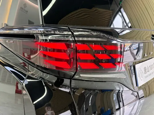 Toyota Alphard — Фото автомобиля 13