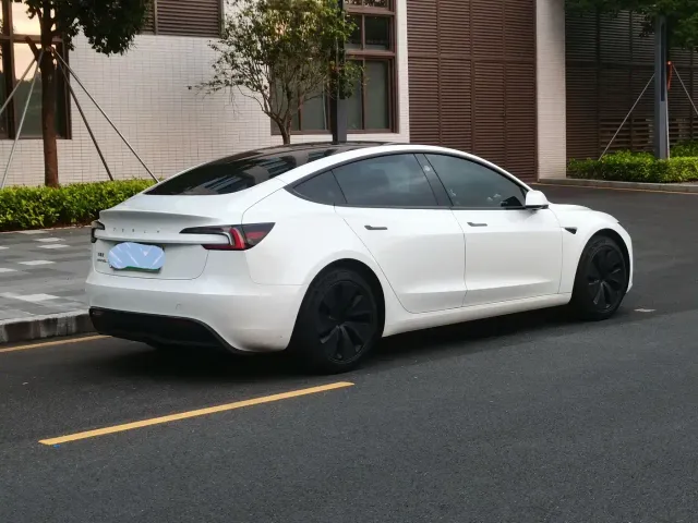 Tesla Model 3 — Фото автомобиля 4