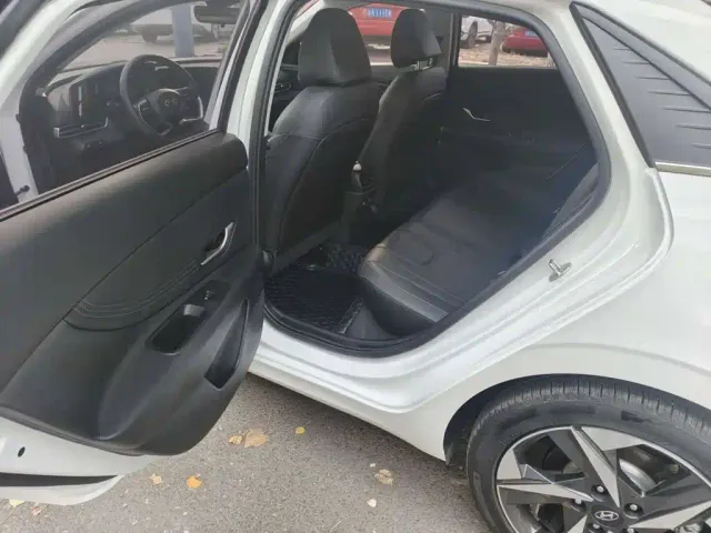 Hyundai Elantra — Фото автомобиля 10