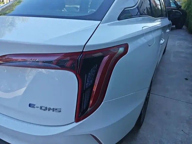 Hongqi E-QM5 — Фото автомобиля 7