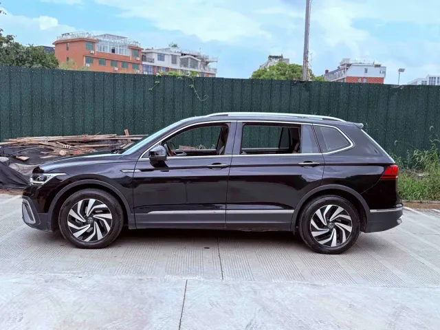 Volkswagen Tiguan L — Фото автомобиля 10