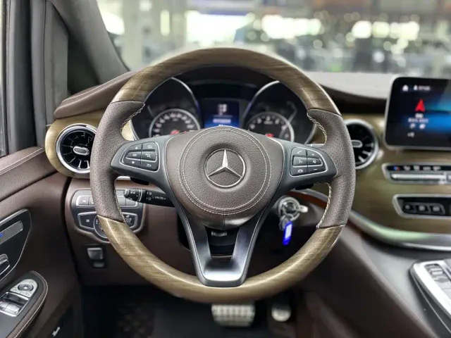 Mercedes-Benz V-Class — Фото автомобиля 16