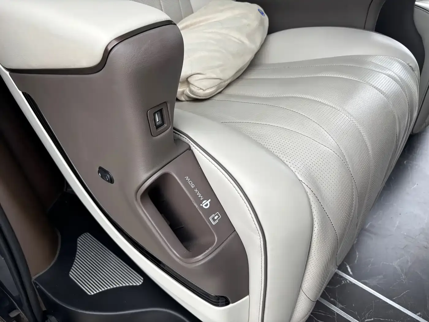 Denza Denza D9 2022 DM-i 1040 Premium — Фото автомобиля 17