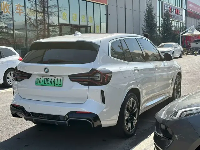 BMW iX3 — Фото автомобиля 7