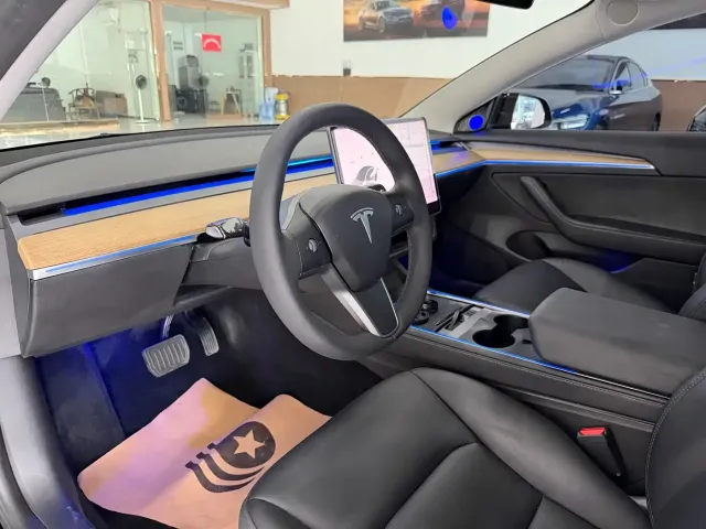 Tesla Model 3 — Фото автомобиля 4