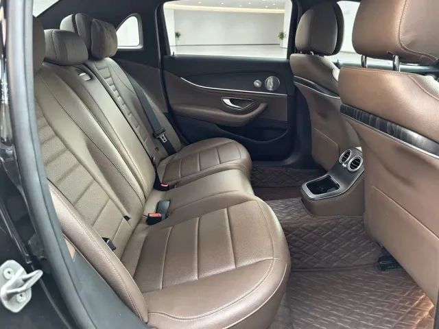 Mercedes-Benz E-Class — Фото автомобиля 5