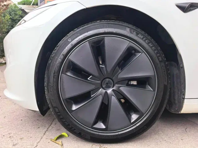 Tesla Model 3 — Фото автомобиля 12