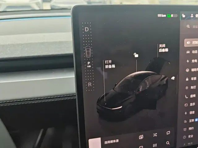Tesla Model Y — Фото автомобиля 16